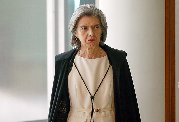 Em meio a guerra corporativista, Cármen Lúcia avisa que STF vai votar auxílio-moradia em março